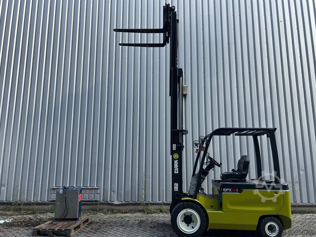 Four-wheel forklift CLARK EPX32i
