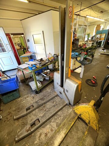 Electric pallet truck JUNGHEINRICH EMC