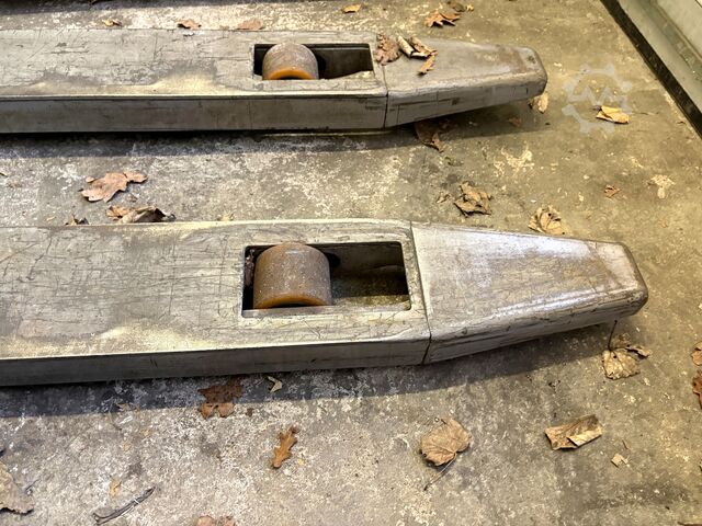 Electric pallet truck JUNGHEINRICH EMC