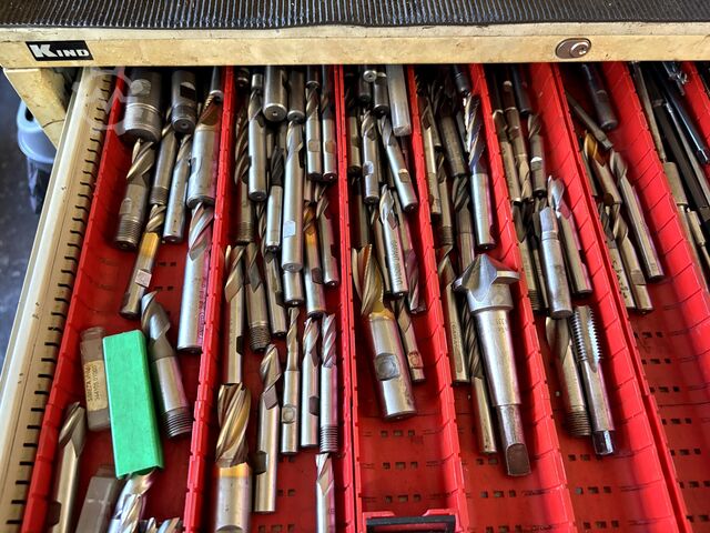 Workshop drawer cabinet with contents KIND nan