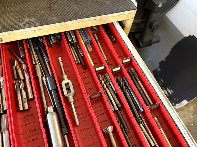 Workshop drawer cabinet with contents KIND nan