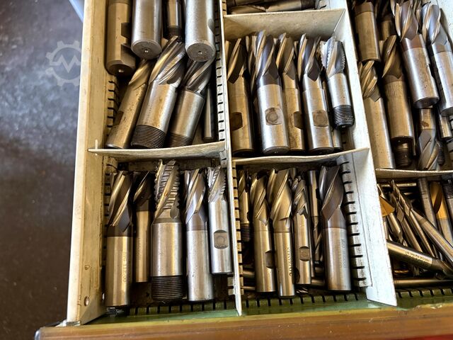 Workshop drawer cabinet with contents KIND nan