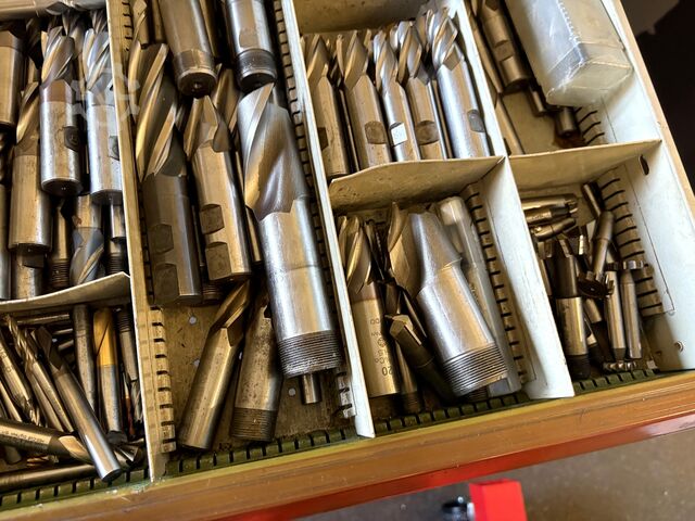 Workshop drawer cabinet with contents KIND nan