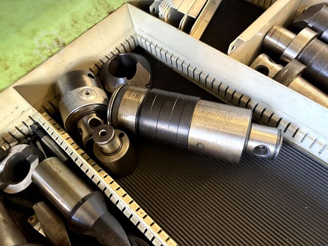 Workshop drawer cabinet with contents KIND nan