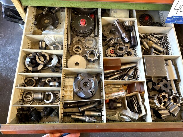 Workshop drawer cabinet with contents KIND nan