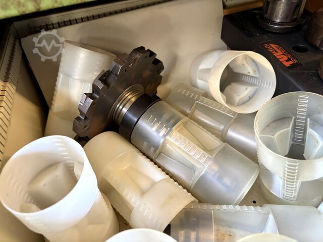 Workshop drawer cabinet with contents KIND nan