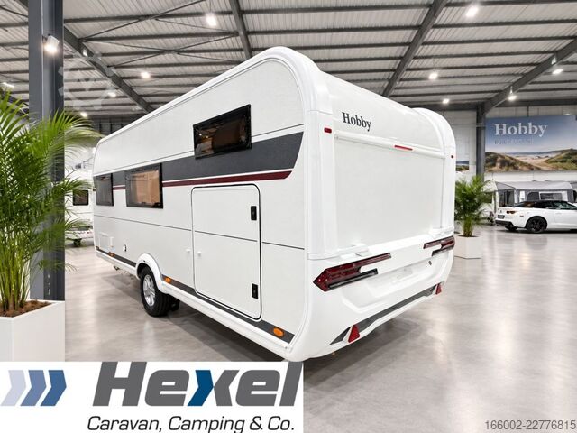 Wohnwagen HOBBY De Luxe 545 KMF Modell 2027 Garage ausgestellt