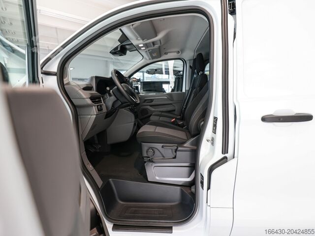 Panel van VW Transporter Kastenwagen mit L-Trennwand AHK