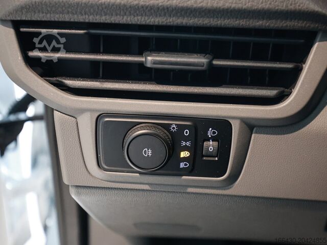 Panel van VW Transporter Kastenwagen mit L-Trennwand AHK