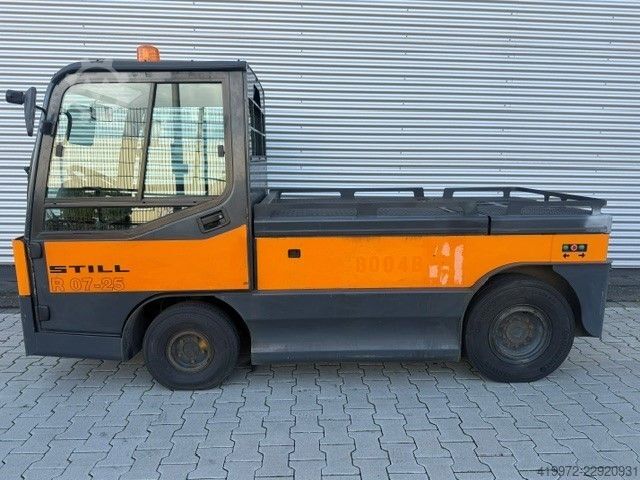 Tow Tractor Still R07-25