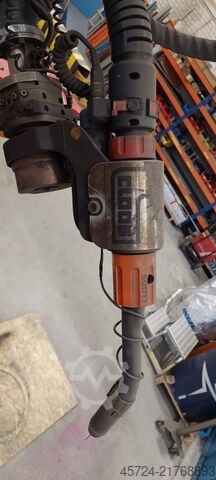 Industrial robot welding Cloos Romat 320