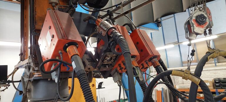 Industrial robot welding Cloos Romat 320