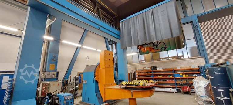 Industrial robot welding Cloos Romat 320