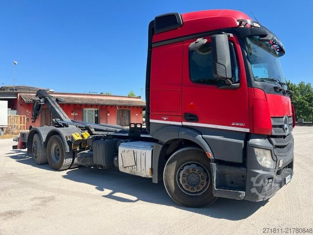 Roll-off tipper truck MERCEDES-BENZ MERCEDES ACTROS 25.51 SCARRABILE