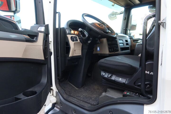 Box body Heiwo TGM 15.290 Trekker + Heiwo city trailer geïsole...