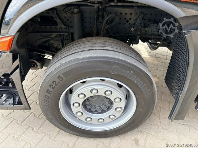 Box truck MERCEDES-BENZ Actros 2551 6x2 Koffer mit Laderampe