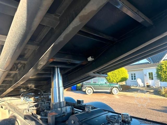 Tipper truck MERCEDES-BENZ Actros 2551 Dreiseiten Getreidekipper 6x2