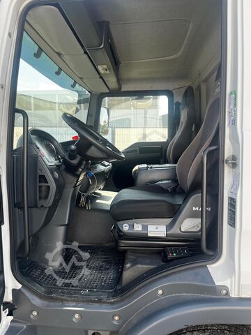 Refrigerated truck MAN MAN TGL 12.220 Kühlkoffer Carrier Supra 1250 LBW