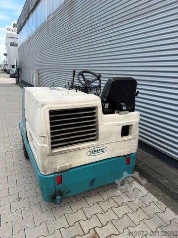 Sweepers and vacuum cleaning machine Tennant 6400 Tennant