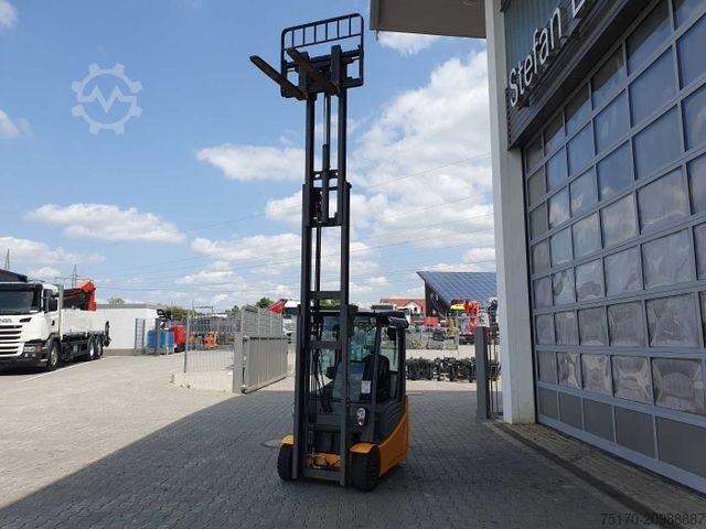 Front loader forklift JUNGHEINRICH EFG 215 / Triplex: 4.25m! / nur 3.439h! / 2022