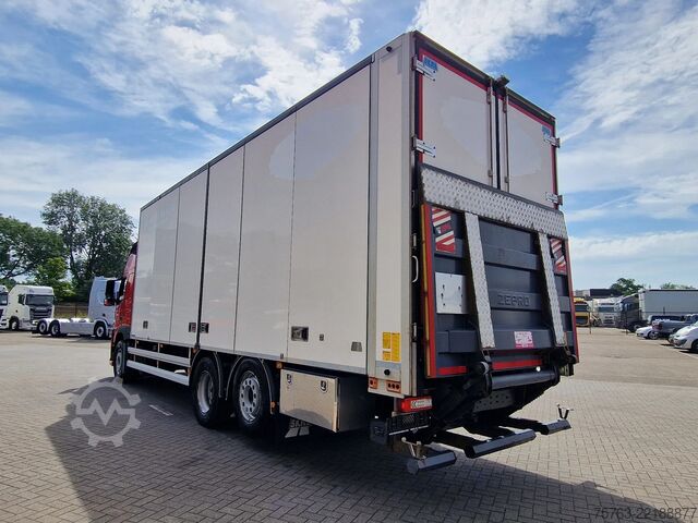 Suitcase Volvo FM 370 Globetrotter 6x2*4 - Box with sidedoors ...