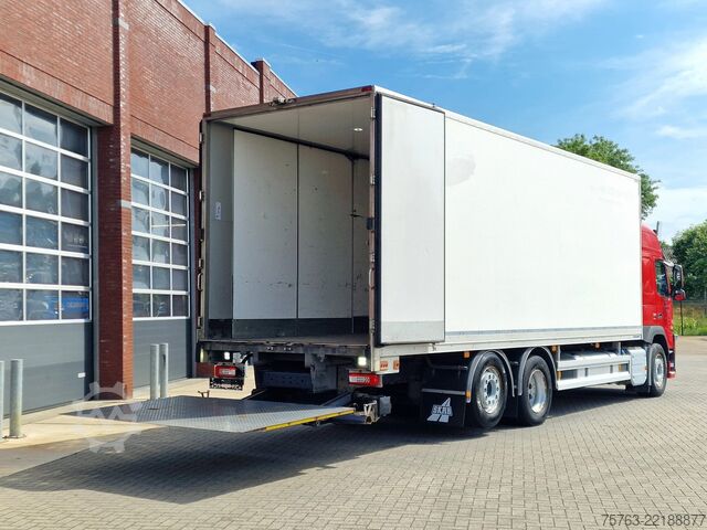 Suitcase Volvo FM 370 Globetrotter 6x2*4 - Box with sidedoors ...