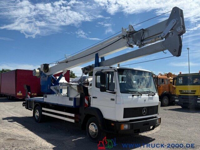 Truck-mounted crane van Mercedes-Benz 814 Böcker Montage- Dachdecker+Arbeitskorb 25 M.