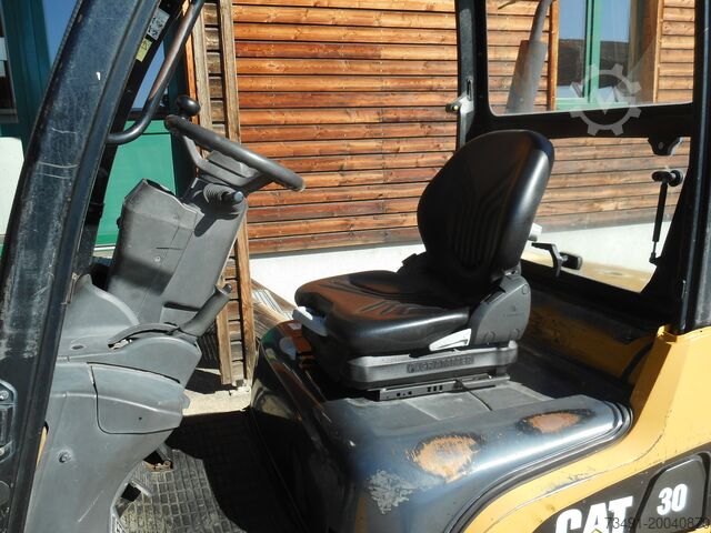4-wheel forklift Caterpillar DP30N Triplex 5,97m