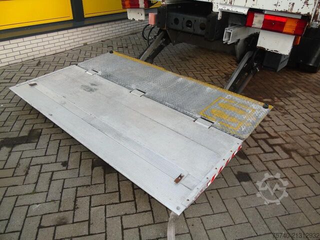 Curtain sided Mercedes-Benz Axor 1829 + euro 5 + lift + manual