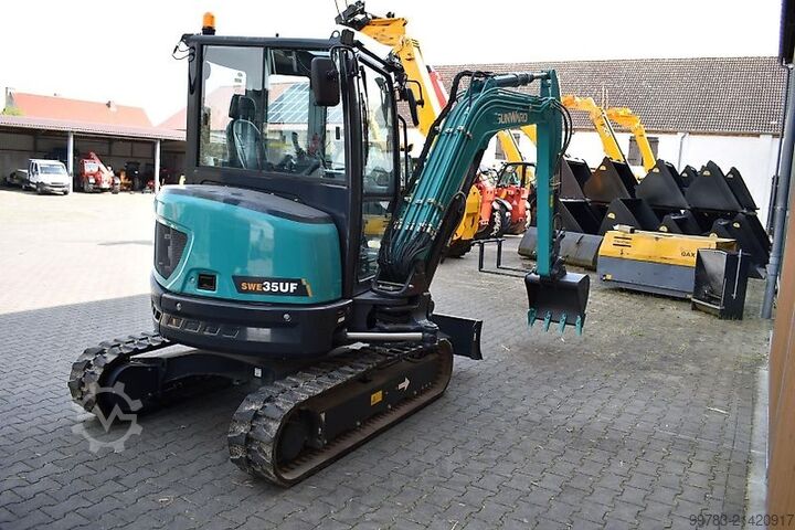 Backhoe loader Sunward SWE35UF
