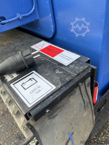 Used manlift with tracks Aichi RM04B. AICHI RM04B