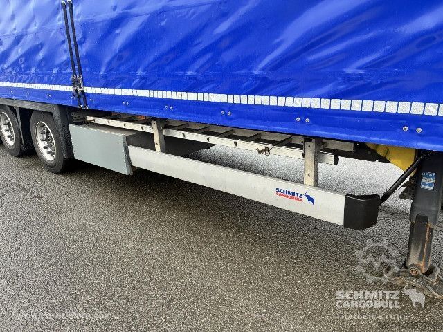Auflieger mit Pritsche & Plane Schmitz Cargobull Curtainsider Mega Getränke
