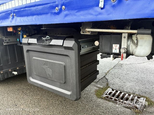 Auflieger mit Pritsche & Plane Schmitz Cargobull Curtainsider Mega Getränke