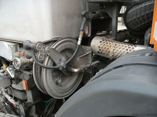 Kehrmaschine SCANIA G230 Kehrmaschine SCARAB Magnum