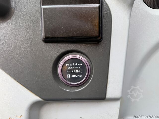 Chain excavator Hyundai R320 NLC-7A Kettenbagger OQ80