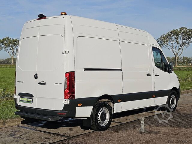 MERCEDES-BENZ SPRINTER 317 L2H2 RWD Automaat Mbux Camera 3 Zits Airco Apple Carplay Euro6 170 PK! MERCEDES-BENZ SPRINTER 317 L2H2 RWD Automaat Mbux Camera 3 Zi...