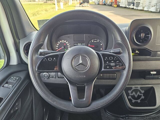MERCEDES-BENZ SPRINTER 317 L2H2 RWD Automaat Mbux Camera 3 Zits Airco Apple Carplay Euro6 170 PK! MERCEDES-BENZ SPRINTER 317 L2H2 RWD Automaat Mbux Camera 3 Zi...