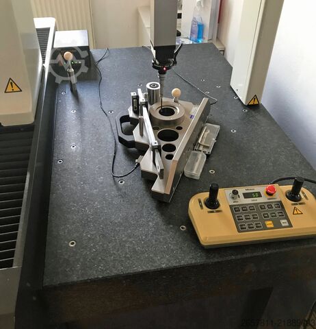 Coordinate measuring machine Mitutoyo Crysta Plus574