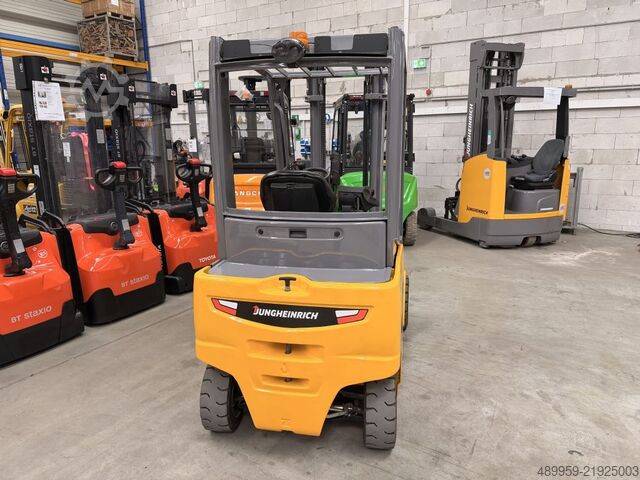 Electric 4-wheel forklift Jungheinrich EFG 320