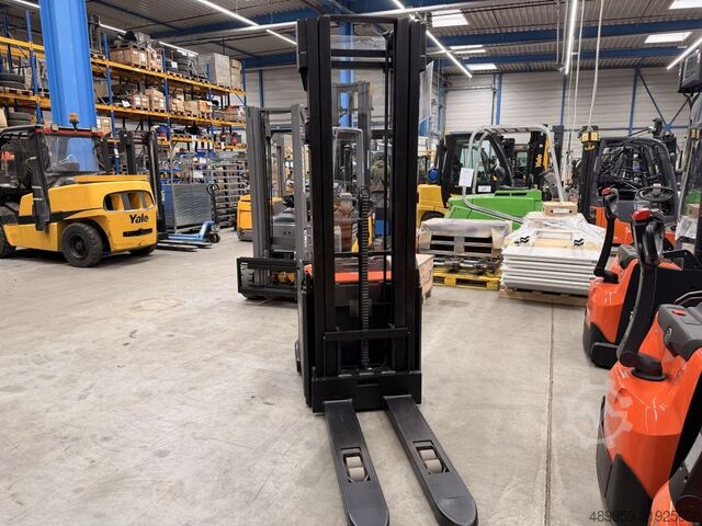 High Lift stacker BT Hochhubwagen