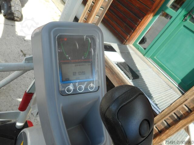 Mini excavator Takeuchi TB 217R ( 1.680kg )