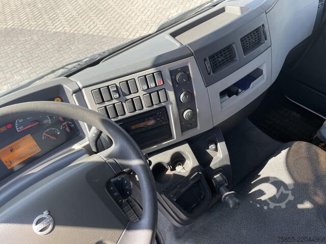Box body Volvo FL240 Closed Box / Loading Lift / 157.000 KM