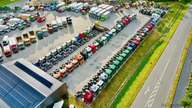 Pferdeanhänger MENKE-JANZEN 3.Stock Viehanhänger Aggregat/Hubdach/Liftachse