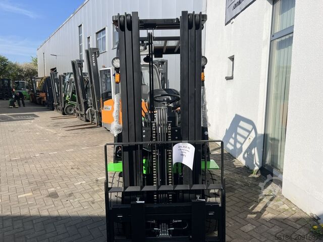 Electric 4-wheel forklift EP EFL252X2