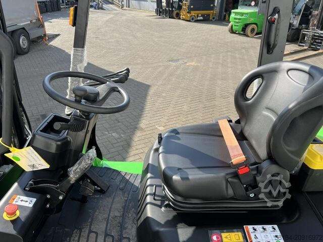 Electric 4-wheel forklift EP EFL252X2