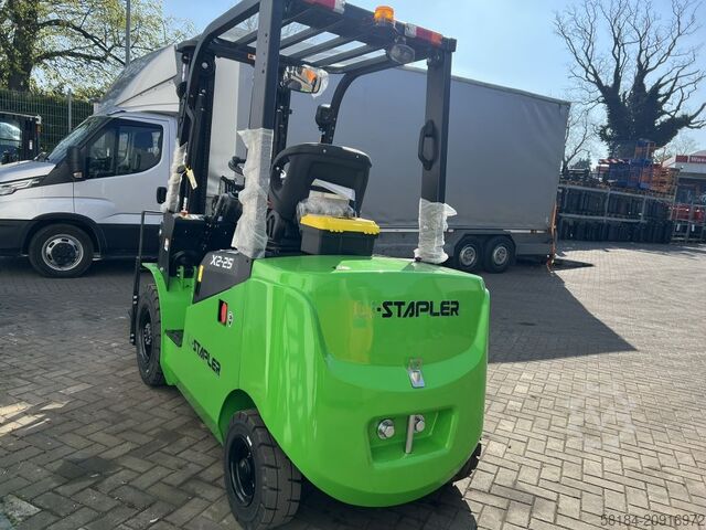 Electric 4-wheel forklift EP EFL252X2