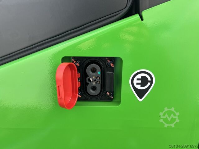 Electric 4-wheel forklift EP EFL252X2