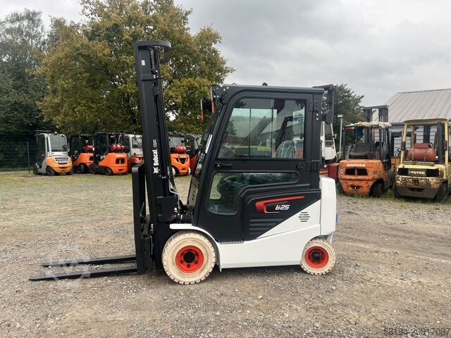 Electric 4-wheel forklift Bobcat B25NS