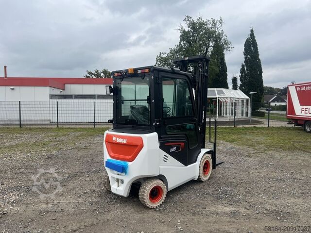 Electric 4-wheel forklift Bobcat B25NS