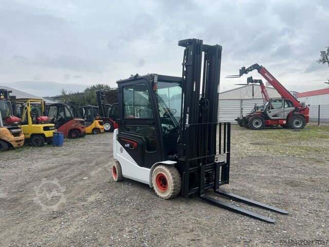 Electric 4-wheel forklift Bobcat B25NS